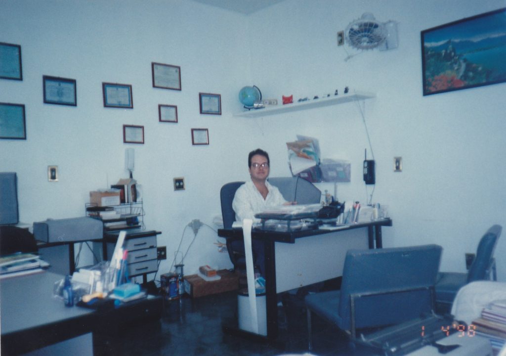 imagem que represente Anderson Hernandes trabalhando no seu primeiro escritório contábil