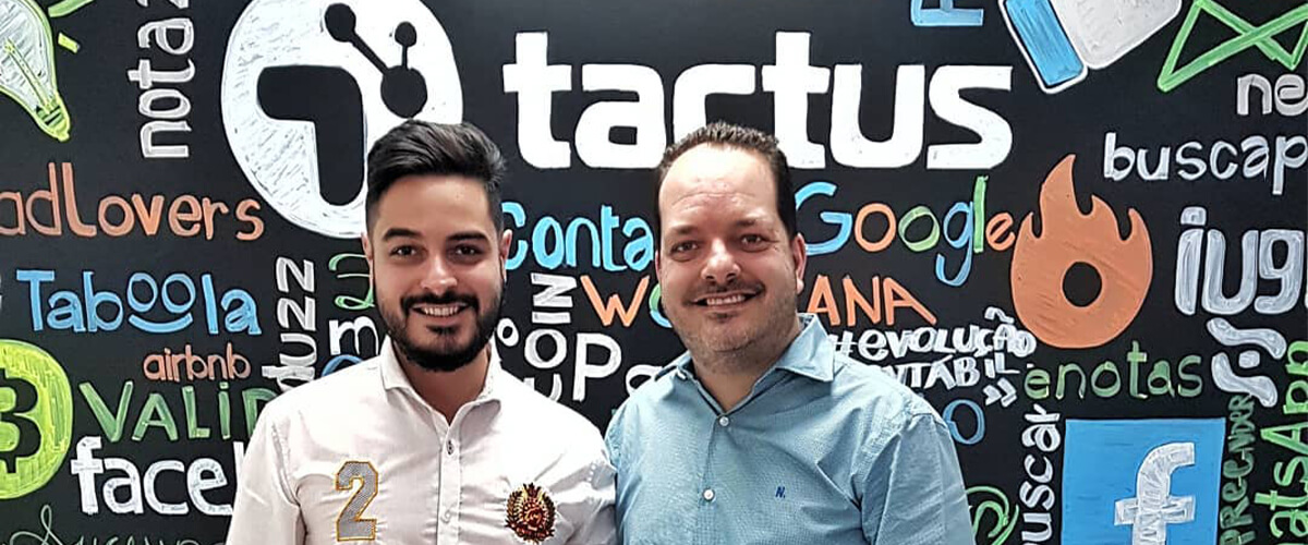 Anderson Hernandes e Jefferson Hernandes juntos na sede da Tactus