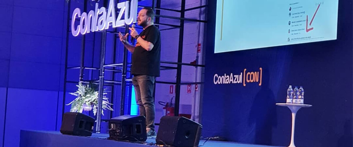 Imagem que represente Anderson palestrando durante o evento