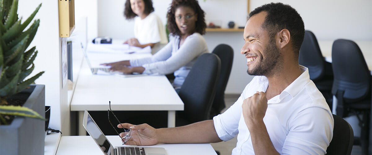 pessoa em ambiente de trabalho realizada profissionalmente.