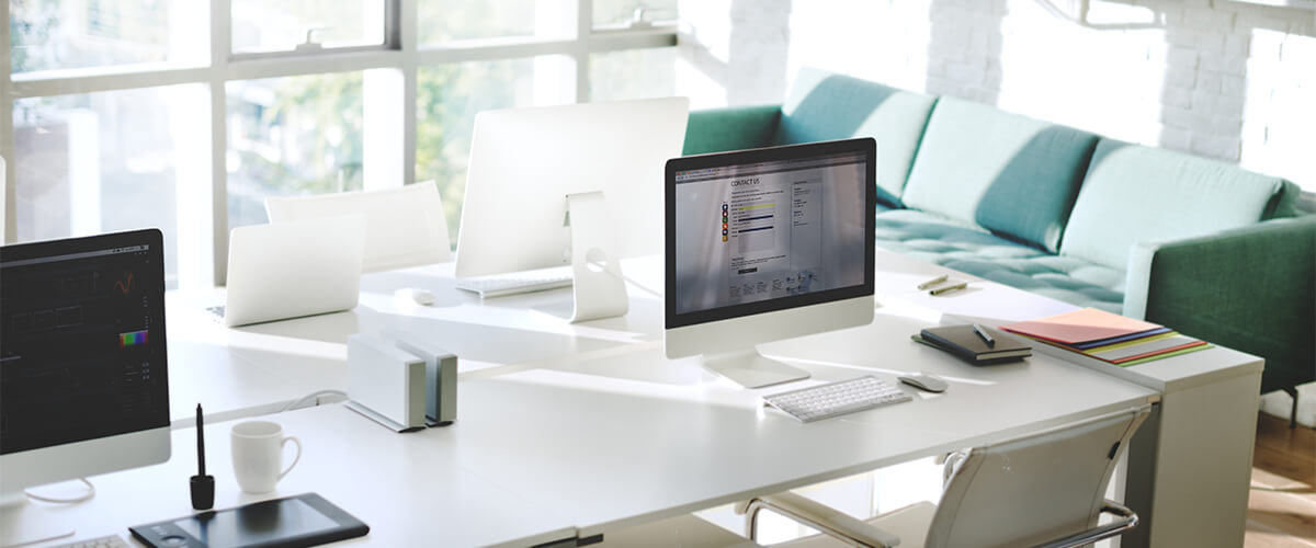 ambiente de trabalho com mesa e computador