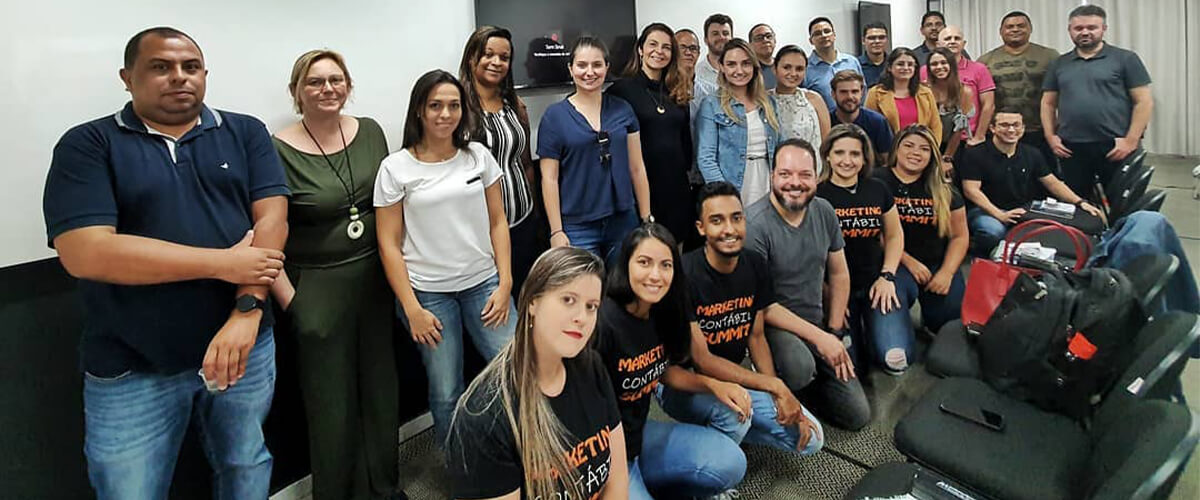 Imagem que represente equipe Tactus com alunos em curso presencial.