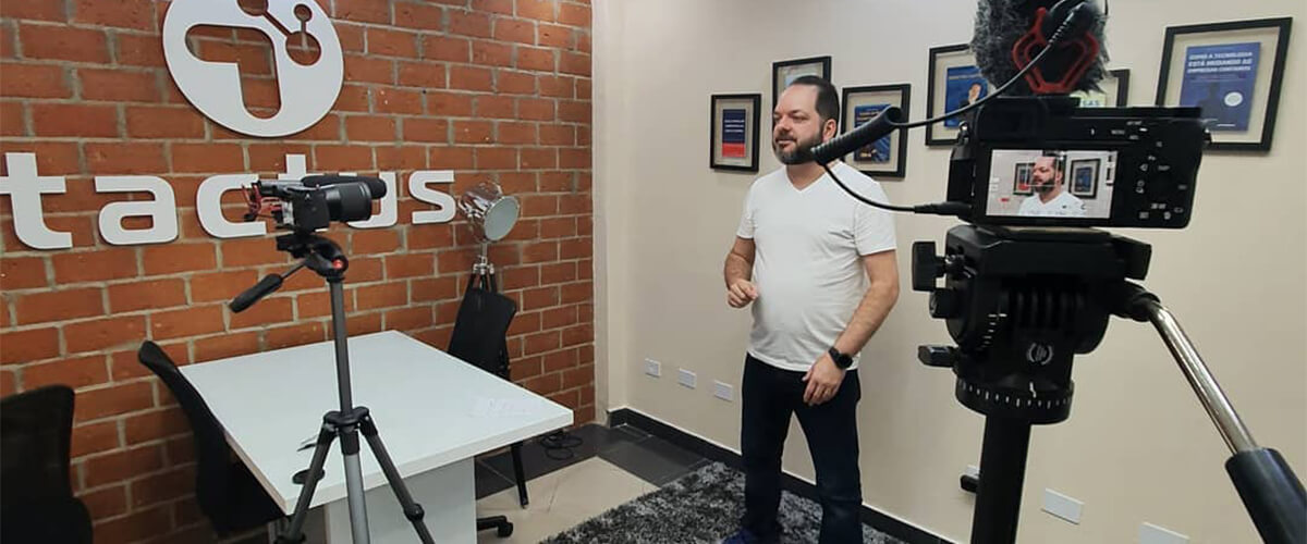 Anderson Hernandes trabalhando em seu escritório na Tactus.