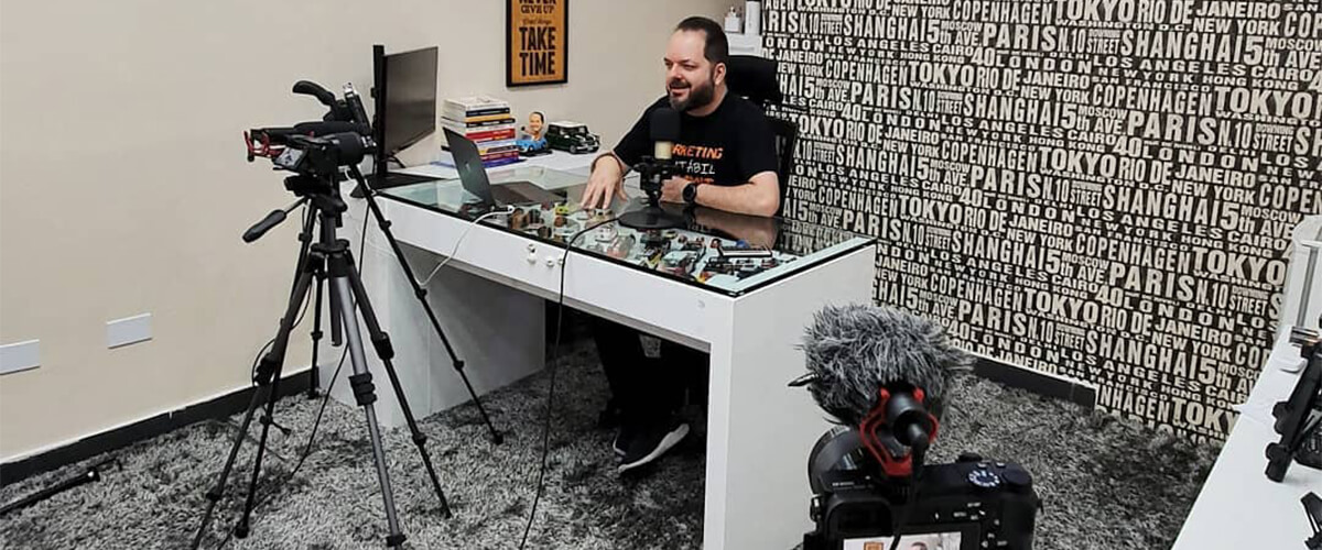 imagem que represente Anderson Hernandes gravando para cursos contábeis