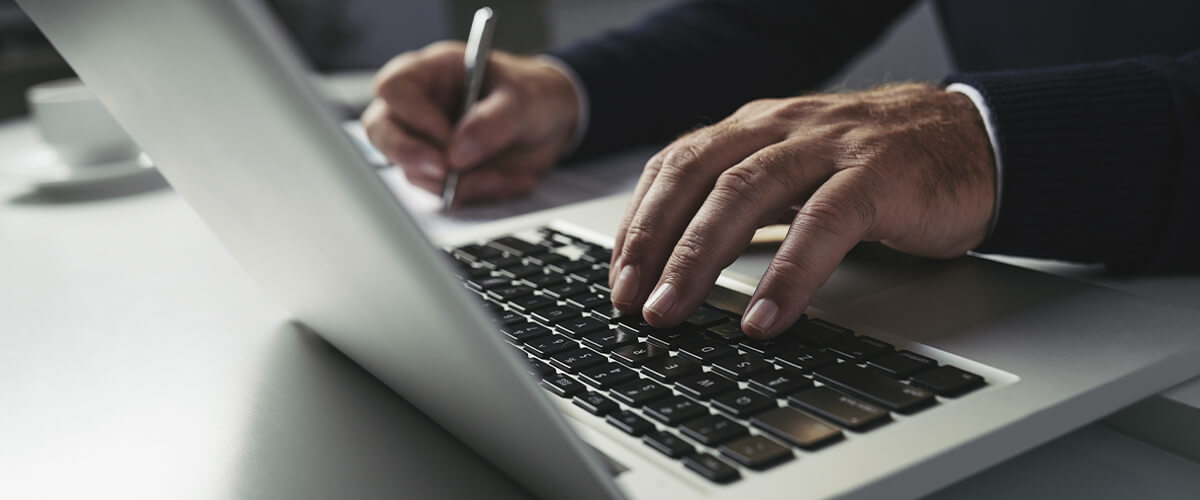imagem de pessoa digitando no computador