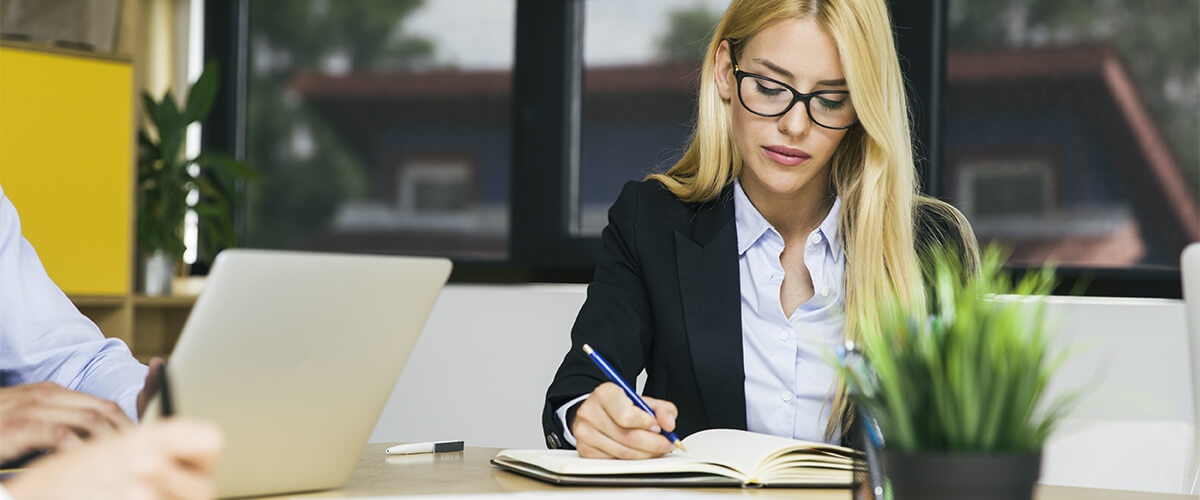 imagem de mulher empreendedora pensativa