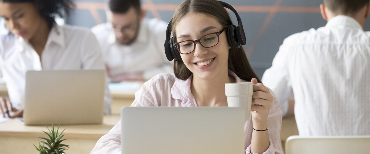 imagem que represente funcionário em ligação com cliente