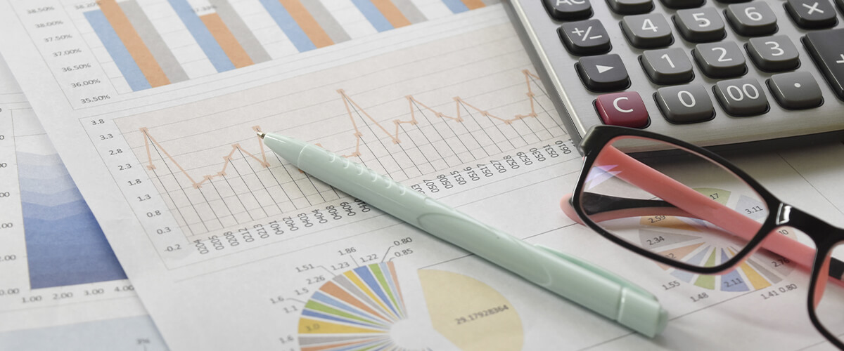 imagem de contabilidade consultiva: análise de dados, olhando para computador com gráficos