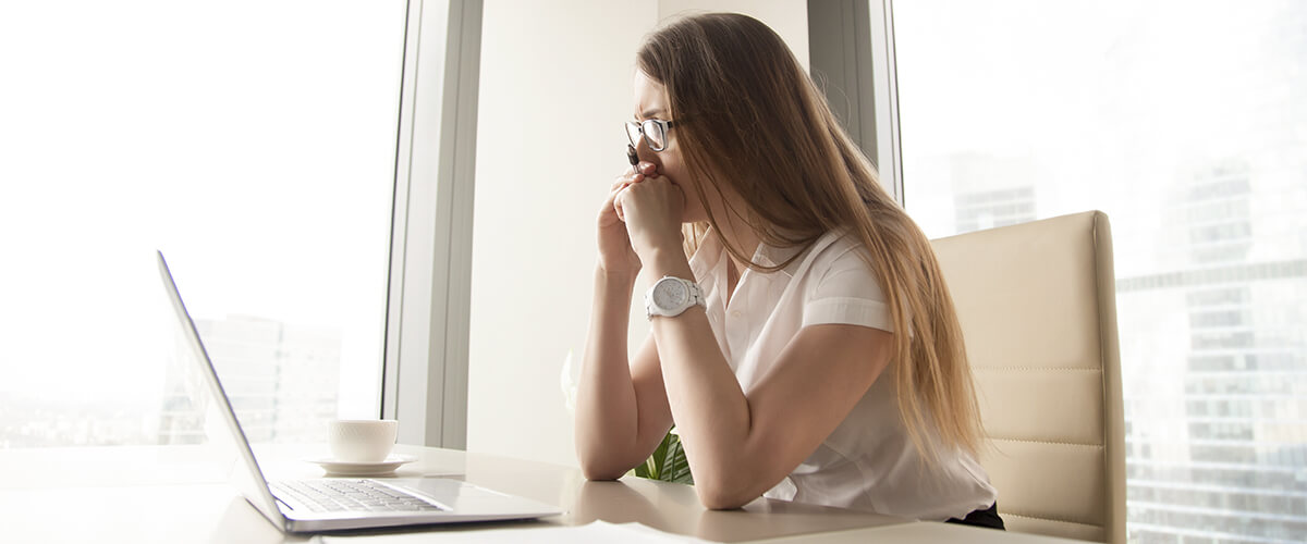 imagem que represente mulher empreendedora de meia-idade estudando