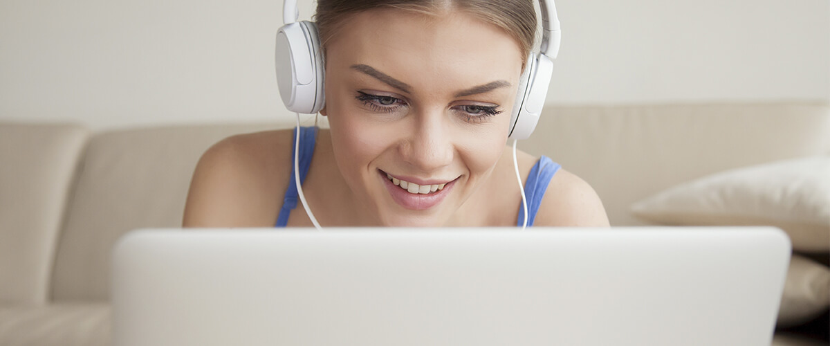 imagem de pessoa com fone de ouvido e sorrindo