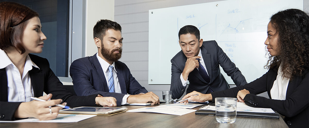 imagem que represente líder e colaboradores conversando ou treinamento