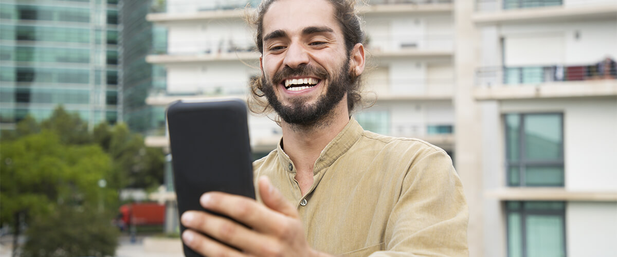 imagem de pessoa gravando vídeo para Instagram