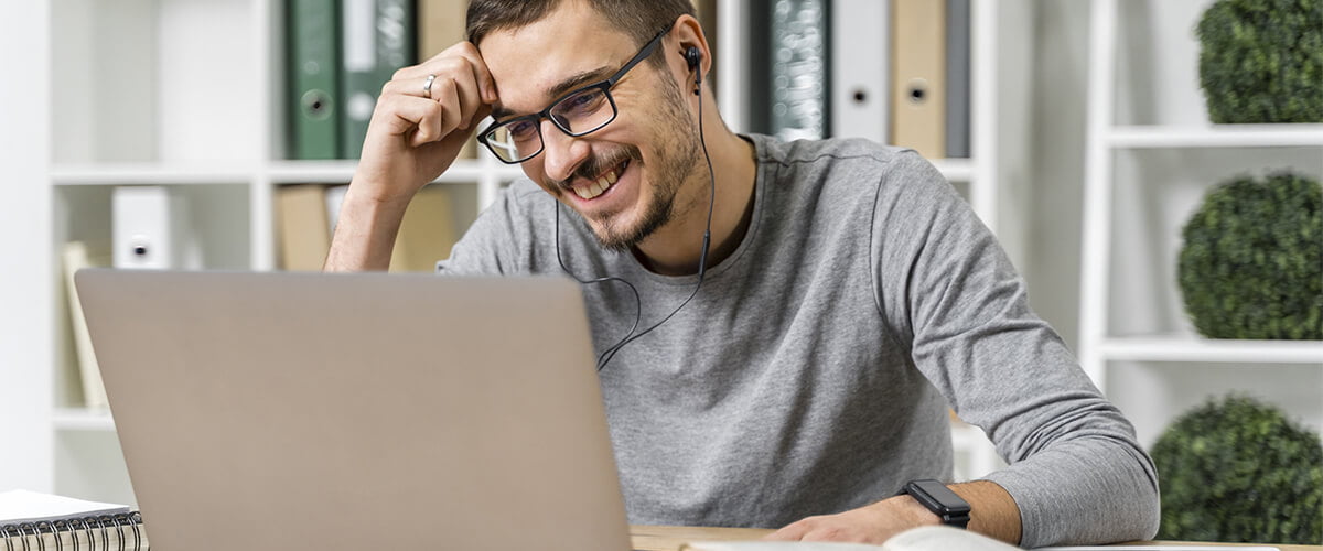 imagem que represente empreendedor estudando de frente ao computador