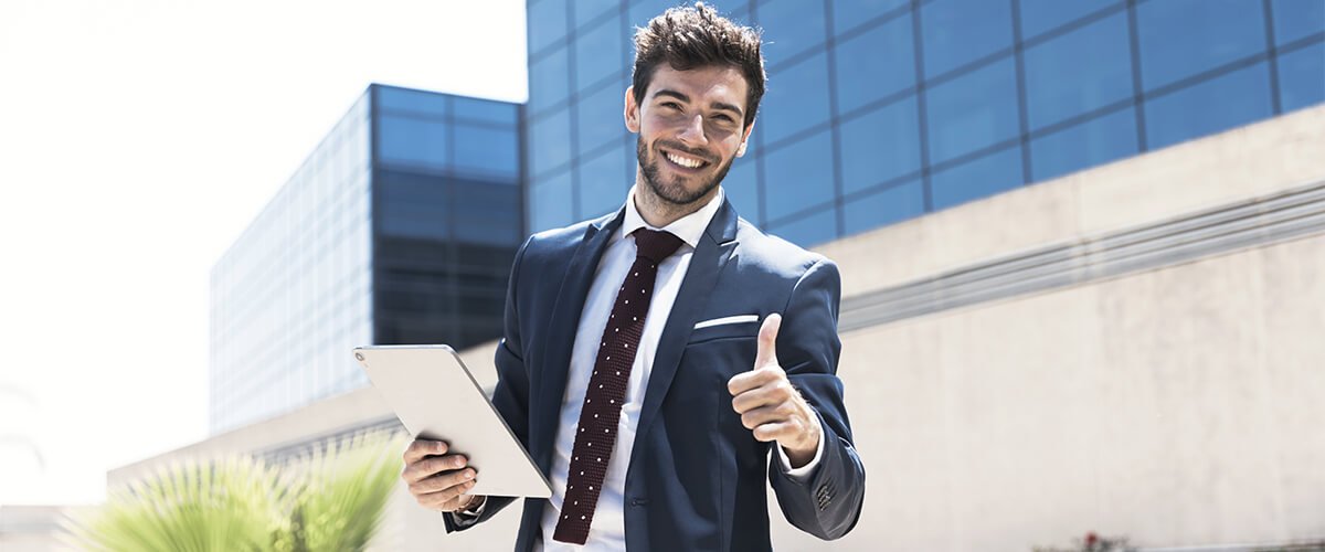 imagem que represente pessoa fazendo sinal positivo, sorrindo