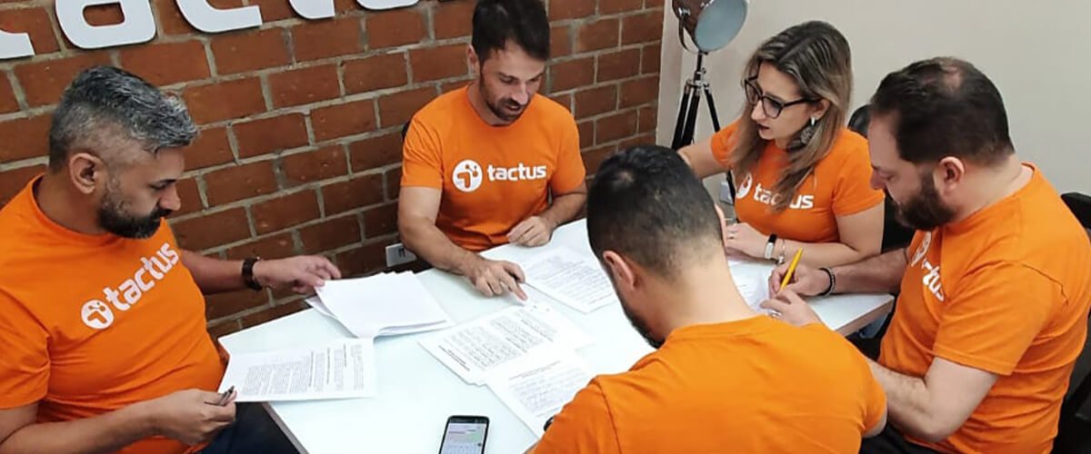 imagem dos sócios sentados, em reunião estratégica