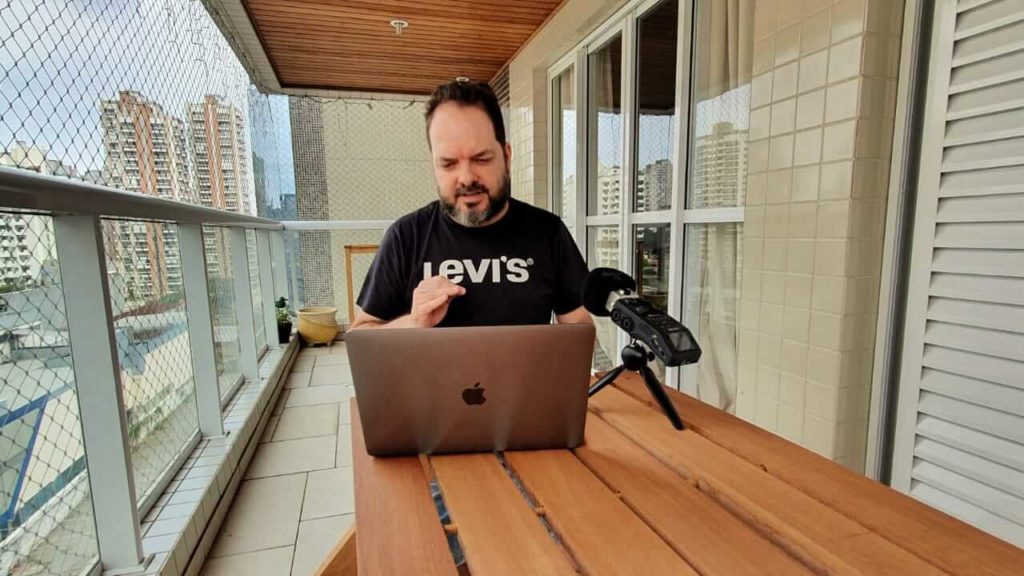 imagem que represente Anderson Hernandes produzindo conteúdos em casa