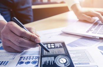 Você sabe como precificar os honorários contábeis? Confira o artigo para entender a importância desse tema e como isso contribui para a entrada de novos clientes e a percepção que eles têm sobre seus serviços contábeis.