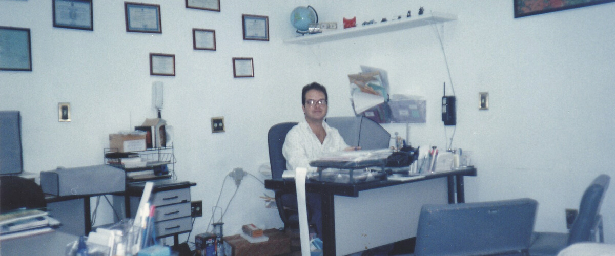 imagem que represente Anderson Hernandes trabalhando na garagem do pai