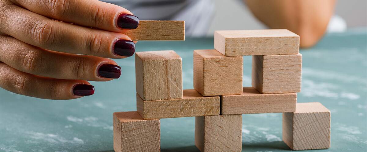 imagem que represente pessoa construindo algo