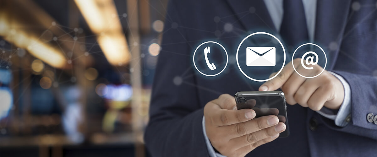 imagem que represente interação entre cliente e contador com tecnologia