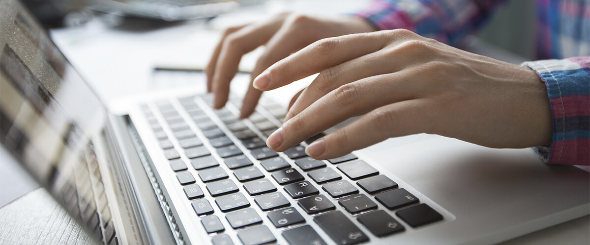 imagem que represente pessoa escrevendo conteúdo no computador