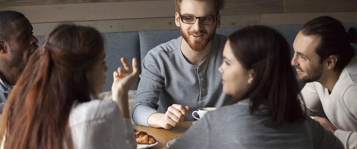 imagem que represente conversa entre os colaboradores