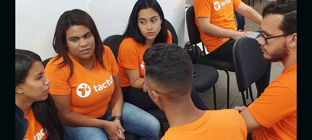 imagem que represente conversa entre equipe da Tactus Contabilidade