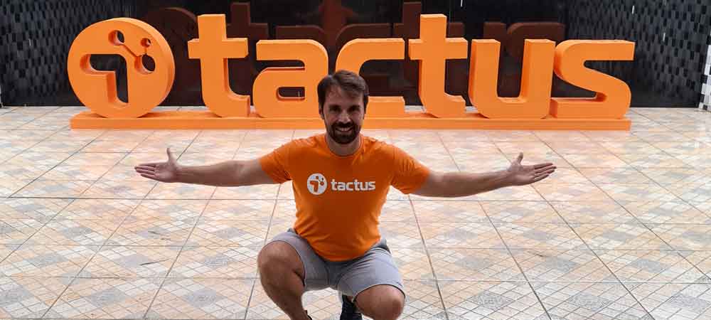 imagem que represente Bruno com o logo da Tactus